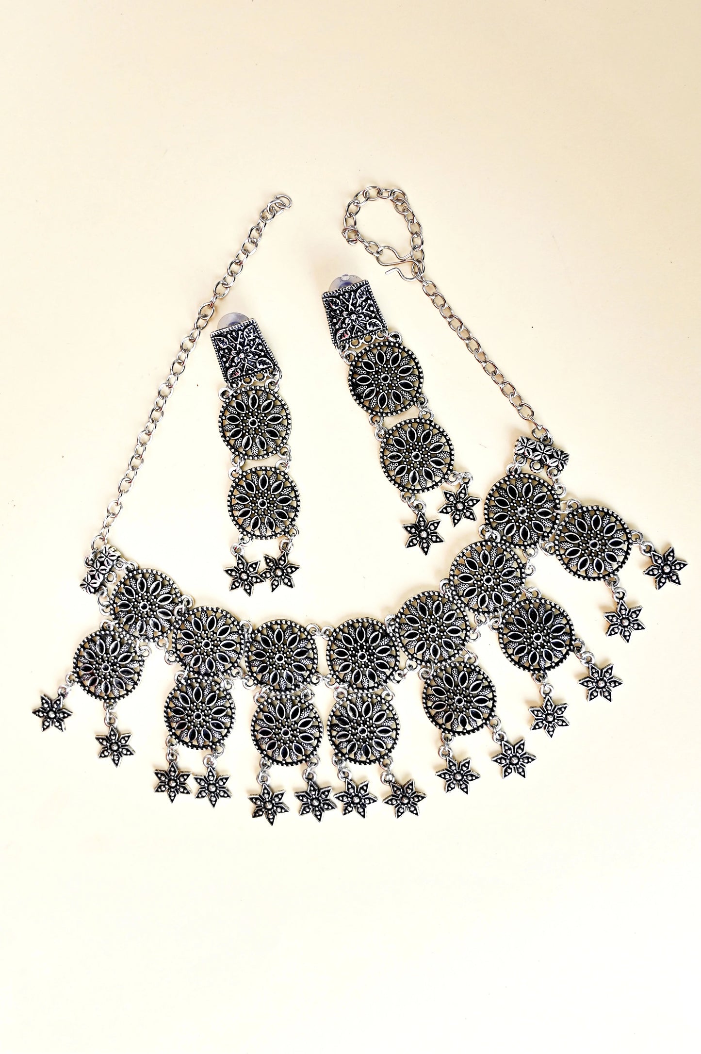 Vintage Allure Choker
