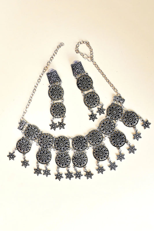 Vintage Allure Choker