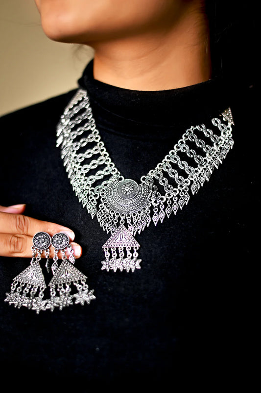 V-Elegance Necklace Set