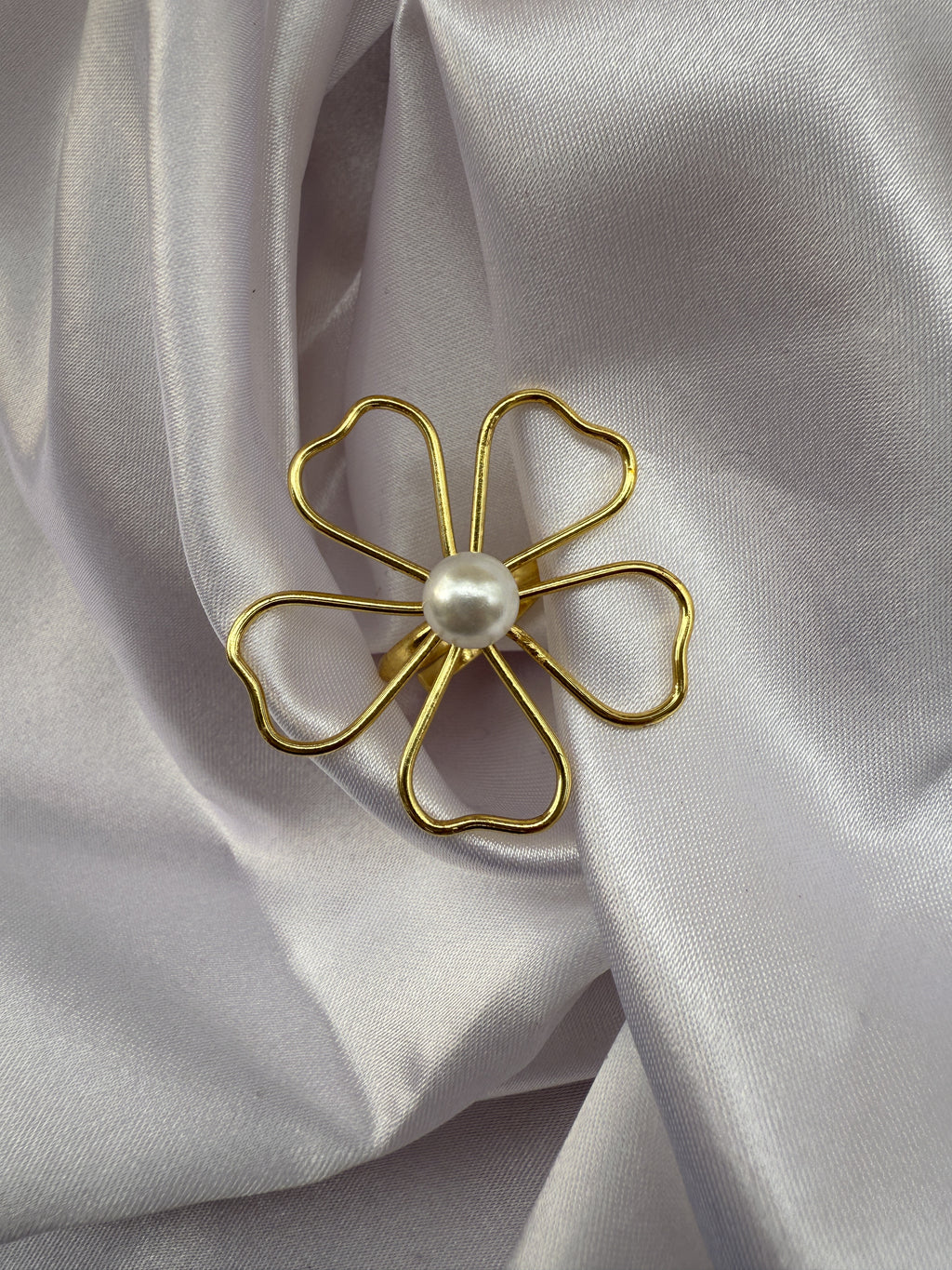 Minimal Pearl Flower Brooch